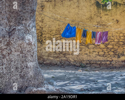 Gorée, Sénégal. La vie quotidienne sur l'île de Gorée. La buanderie est suspendu à une chaîne. Gorée. Dakar, Sénégal. L'Afrique. Banque D'Images