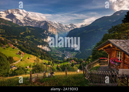 Vallée de Lauterbrunnen dans les Alpes Suisses vue depuis le village alpin de Wengen Banque D'Images