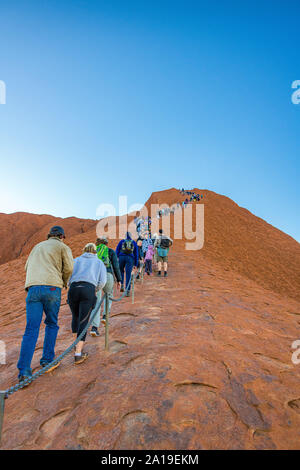 Uluru, NT, Australie. 21e 19 sept. Les foules affluent pour grimper Uluru avant l'interdiction du gouvernement australien qui commence le 26 octobre 2019. Banque D'Images