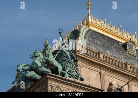 Trois char cheval équestres (sculpture) Triga, sur le toit du Théâtre National (Národní divadlo), Prague, République Tchèque Banque D'Images