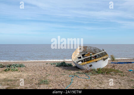 Vieux bateau de pêche sur la plage de Sizewell dans le Suffolk, Angleterre Banque D'Images