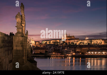 Prague cityscape coucher du soleil, avec le pont Charles historique, le château de Prague et cathédrale Saint-vitus, Mala Strana, Prague, République tchèque. Banque D'Images