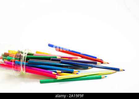 Collection de crayons de couleur dans un pot. Banque D'Images