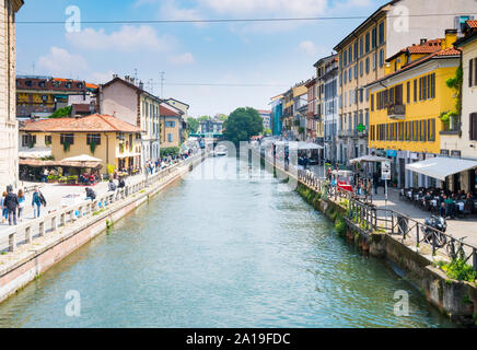 Milan, Italie - 10 mai 2019 : Vue de l'eau du canal Naviglio Grande, un jour ensoleillé. Ce quartier est célèbre pour ses restaurants, cafés, pubs et nigh Banque D'Images