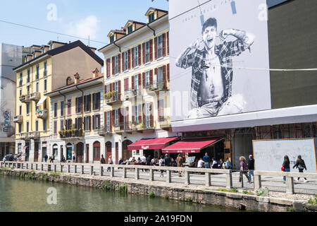 Milan, Italie - 10 mai 2019 : panneau publicitaire géant pour la promotion de l'album du chanteur italien Ultimo dans le quartier Navigli. Banque D'Images