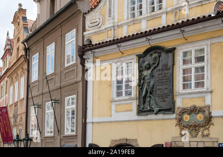 Plaque commémorant la naissance de Jan Neruda, un journaliste tchèque, écrivain, poète et critique d'art, rue Nerudova, Mala Strana, Prague, Tchéquie. Banque D'Images