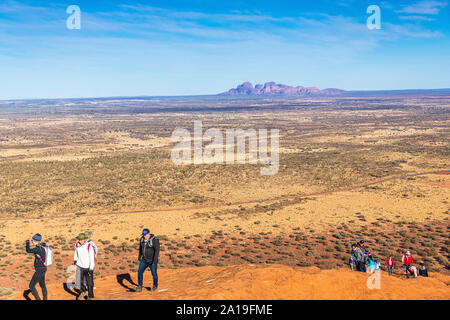 Uluru, NT, Australie. 21e 19 sept. Les foules affluent pour grimper Uluru avant l'interdiction du gouvernement australien qui commence le 26 octobre 2019. Banque D'Images