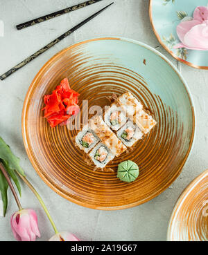 Sushi frit avec du riz et gingembre Banque D'Images