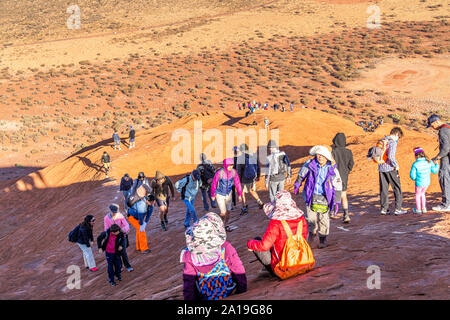 Uluru, NT, Australie. 21e 19 sept. Les foules affluent pour grimper Uluru avant l'interdiction du gouvernement australien qui commence le 26 octobre 2019. Banque D'Images