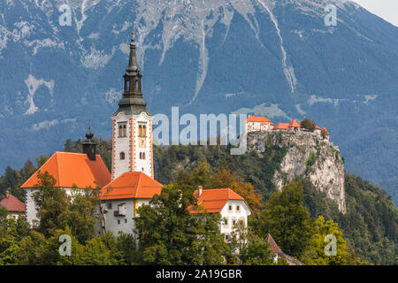 Le lac de Bled, en Slovénie. L'église Sainte-Marie de l'Assomption et casltle sur la falaise Banque D'Images