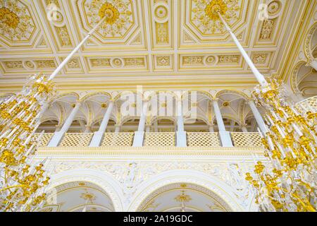 Saint-pétersbourg, Russie - 7 juillet, 2019 : Musée de l'Ermitage, la décoration sur le plafond Banque D'Images