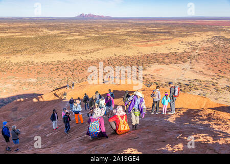 Uluru, NT, Australie. 21e 19 sept. Les foules affluent pour grimper Uluru avant l'interdiction du gouvernement australien qui commence le 26 octobre 2019. Banque D'Images