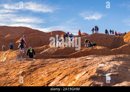 Uluru, NT, Australie. 21e 19 sept. Les foules affluent pour grimper Uluru avant l'interdiction du gouvernement australien qui commence le 26 octobre 2019. Banque D'Images