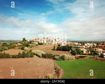 Vue aérienne, petit village médiéval de Pals en Catalogne, Espagne. Les villes méditerranéennes pour le tourisme, drone abattu. Copie vide de l'espace pour l'éditeur de texte. Banque D'Images