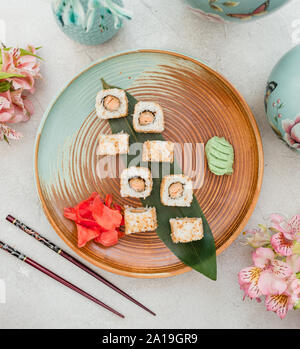 Sushi frit avec du gingembre et wasabi 4 Banque D'Images