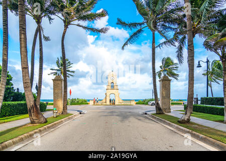 Palm Beach, Floride, USA - 14 septembre 2019 : Worth Avenue tour de l'horloge à USA Banque D'Images