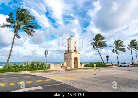 Palm Beach, Floride, USA - 14 septembre 2019 : Worth Avenue tour de l'horloge à USA Banque D'Images