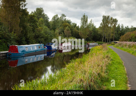 Bateaux du canal le long de la Forth and Clyde canal près de Falkirk, en Écosse. Banque D'Images