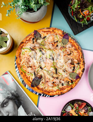 Funghi pizza polo avec poulet et champignons Banque D'Images