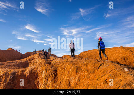 Uluru, NT, Australie. 21e 19 sept. Les foules affluent pour grimper Uluru avant l'interdiction du gouvernement australien qui commence le 26 octobre 2019. Banque D'Images