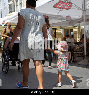 Belgrade, Serbie, 26 juillet 2019 : Femme avec une petite fille marche dans la rue Gospodska à Zemun Banque D'Images