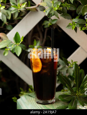 Cocktail Long island avec tranche de citron Banque D'Images