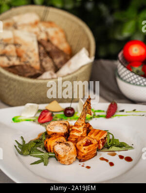 Roulets poulet frit avec des légumes dans l'assiette Banque D'Images