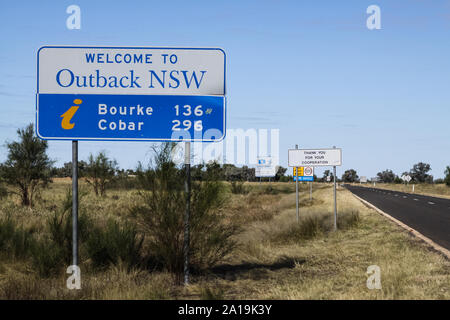 Un panneau routier australien vous accueille dans l'Outback de Nouvelle-Galles du Sud en longeant la Mitchell Highway vers les villes rurales de Bourke et Cobar Banque D'Images