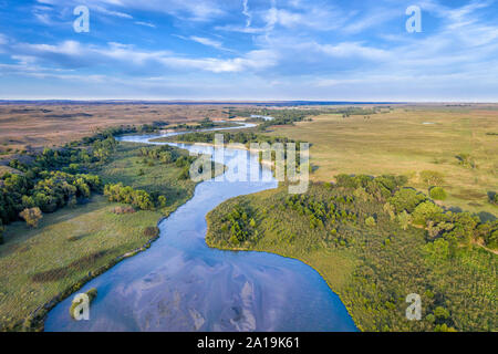 Large et peu profond de la rivière sombre creux sinueux Nebraska Sandhills au Nebraska National Forest, vue aérienne de la fin de l'été ou au début de l'automne paysage Banque D'Images