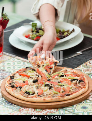 Polo Pizza funghi avec légumes sur la table Banque D'Images