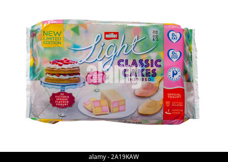 Pack de Muller Light Classic inspiré gâteaux yaourts isolé sur fond blanc - Victoria Sponge Cake saveur yaourt yaourt saveur & Battenberg Banque D'Images