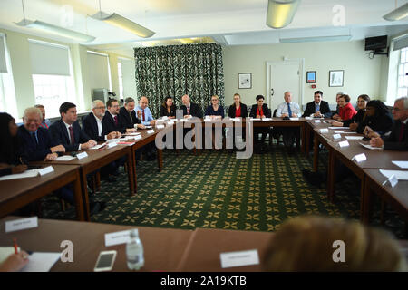 Leader du travail Jeremy Corbyn (centre gauche) est titulaire d'un cabinet fantôme réunion à Westminster, Londres, après les juges de la Cour suprême a jugé que le premier ministre, l'avis de Boris Johnson à la Reine de suspendre le Parlement pour cinq semaines était illégale. hoto. Photo date : mercredi 25 septembre 2019. Voir l'ACTIVITÉ DE LA POLITIQUE histoire Brexit . Crédit photo doit se lire : Victoria Jones/PA Wire Banque D'Images