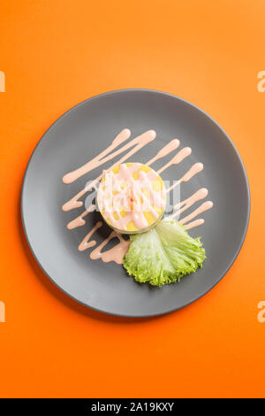 Péruvien traditionnel plat appelé causa faite de purée de piment (AJI) et le jus de lime et remplie de légumes (maïs, pois, carottes) et Banque D'Images