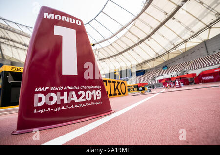 Le Qatar. 25 Septembre, 2019. L'athlétisme, Championnats du monde, de l'IAAF dans le Khalifa International Stadium : un bloc de départ est prêt pour les Championnats du monde sur la voie 1. Crédit : Michael Kappeler/dpa/Alamy Live News Banque D'Images