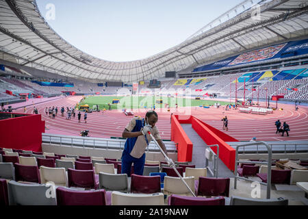 Le Qatar. 25 Septembre, 2019. L'athlétisme, Championnats du monde, de l'IAAF dans le Khalifa International Stadium : Un assistant nettoie le spectateur se trouve dans le stade. Crédit : Michael Kappeler/dpa/Alamy Live News Banque D'Images