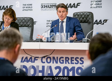 Le Qatar. 25 Septembre, 2019. L'athlétisme, Championnats du monde, de l'IAAF. Sebastian Coe, président de l'Association Internationale des Fédérations d'athlétisme (IAAF), prend la parole à la conférence de presse de l'association. Il restera président de la Fédération mondiale de l'athlétisme pour un autre quatre ans. Au Congrès de l'IAAF le mercredi à Doha, Qatar, le 62-ans, ancien coureur de classe mondiale a été confirmé à l'unanimité au bureau avec 203 votes. Crédit : Michael Kappeler/dpa/Alamy Live News Banque D'Images