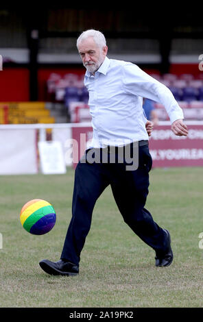 PHOTO INÉDIT DATÉ DU 23/09/19 photo inédit daté du 23/09/19 de Jeremy Corbyn leader du parti, jouer au football avec un arc-en-ciel ball lors d'une visite à Whitehawk Football Club, au cours de la conférence du parti travailliste à Brighton. Banque D'Images