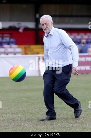 PHOTO INÉDIT DATÉ DU 23/09/19 photo inédit daté du 23/09/19 de Jeremy Corbyn leader du parti, jouer au football avec un arc-en-ciel ball lors d'une visite à Whitehawk Football Club, au cours de la conférence du parti travailliste à Brighton. Banque D'Images