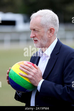 PHOTO INÉDIT DATÉ DU 23/09/19 photo inédit daté du 23/09/19 de la chef du Parti du Travail, Jeremy Corbyn tenant un arc-en-ciel au cours d'une visite au football club de football, au cours Whitehawk la conférence du parti travailliste à Brighton. Banque D'Images