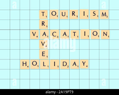 Créé numériquement les tuiles de SCRABBLE sur un conseil de préciser les concepts de tourisme et vacances Banque D'Images