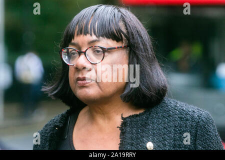 Londres, Royaume-Uni. 25 Septembre, 2019. Shadow Home Secretary Diane Abbott dans Westminster après les hommes politiques sont l'ordre de revenir au Parlement après la Cour suprême . Credit : amer ghazzal/Alamy Live News Banque D'Images