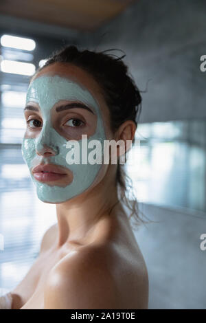 Portrait de jeune femme brune avec masque de visage sur Banque D'Images