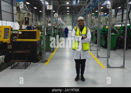 L'ouvrier dans une usine de construction d'entrepôt Banque D'Images