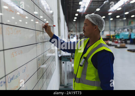 L'ouvrier dans une usine-entrepôt Banque D'Images
