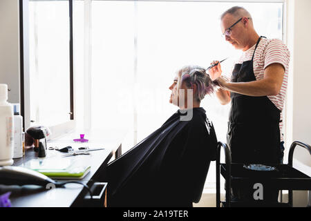 Coiffure hommes et femmes client en coiffure Banque D'Images