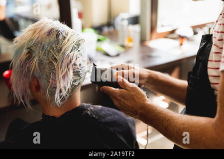 Coiffure hommes et femmes client en coiffure Banque D'Images