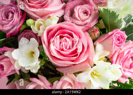 Belle et tendre bouquet de fleurs dans la boîte à chapeau, joli concept actuel Banque D'Images