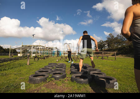 Les jeunes adultes en formation une piscine salle de fitness bootcamp Banque D'Images