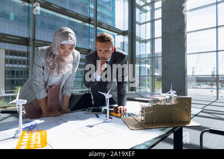 Hommes et femmes architectes plan in office Banque D'Images