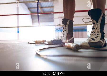 Boxer standing in ring de boxe au centre de remise en forme Banque D'Images